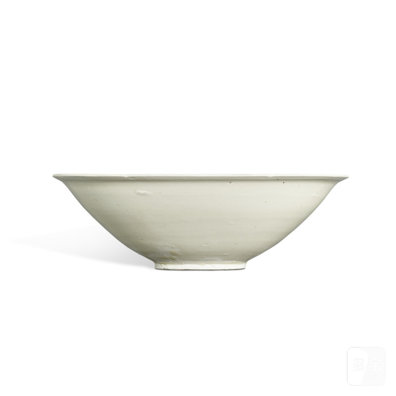 A large Dingyao white-glazed 'day lily' lobed bowl, Northern Song dynasty | 北宋 定窰白釉劃萱草紋花口盌 - 图3